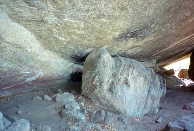 カカドゥ国立公園の壁画が描かれた岩の下
