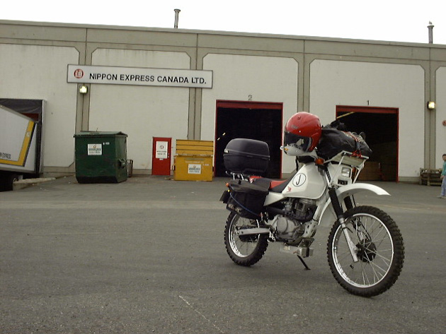 日本通運カナダ（バンクーバー）の前で受け取ったバイクと共に