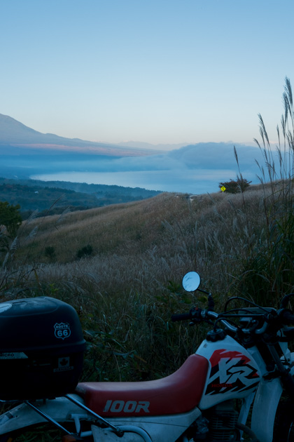 山中湖パノラマ台をバイクで走る