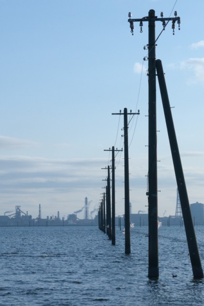 江川海岸の海中電柱