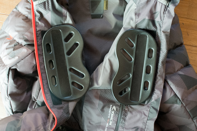 RSタイチのジャケットに無限電光胸部パッドを取り付ける方法