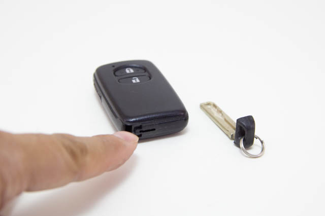 電池切れのスマートキーでのドアの開け方と電池交換の手順