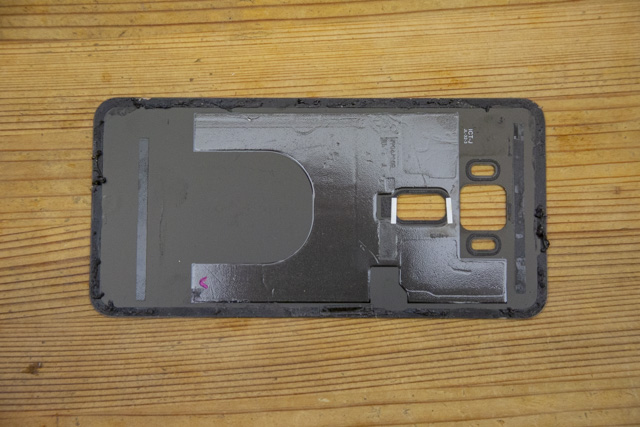 Zenfone3の裏蓋の粘着テープの残骸