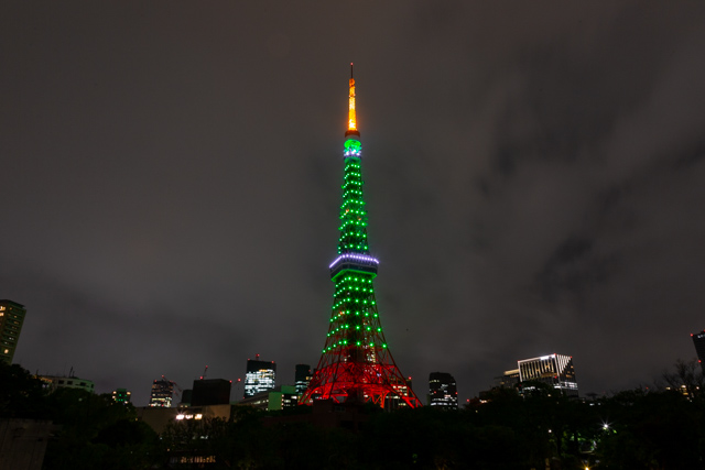 五輪カラーの東京タワー（緑一色バージョン）