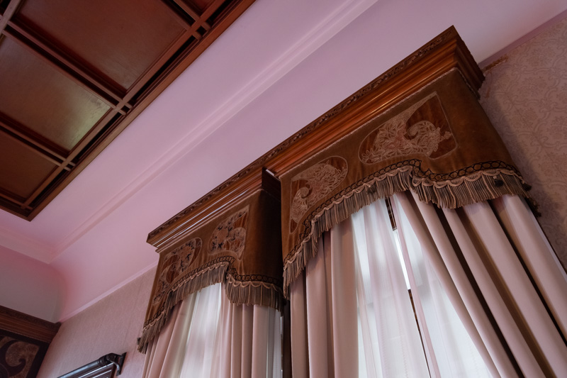 旧石川組製糸西洋館の大広間のカーテンボックス