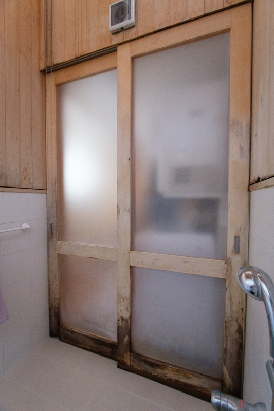 浴室の木製扉の修繕