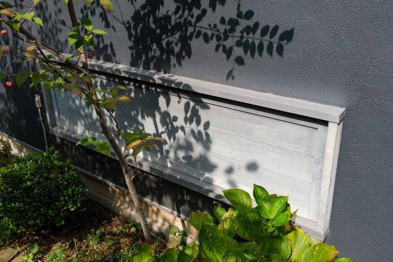 屋外の木製扉の塗装