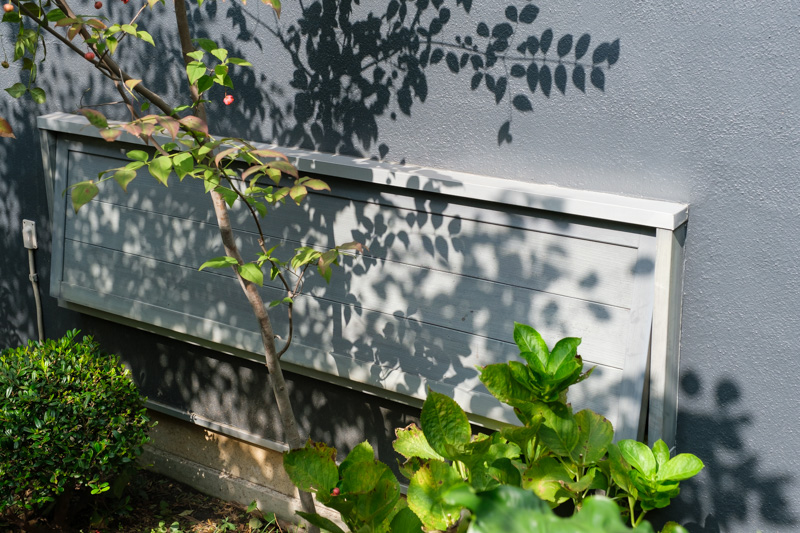 屋外の木製扉の塗装
