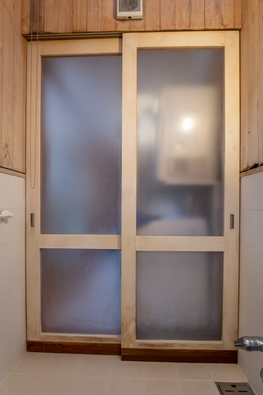 浴室の木製扉の修繕