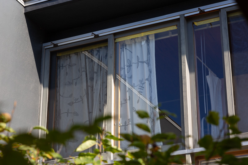 屋外の木製窓枠の塗装
