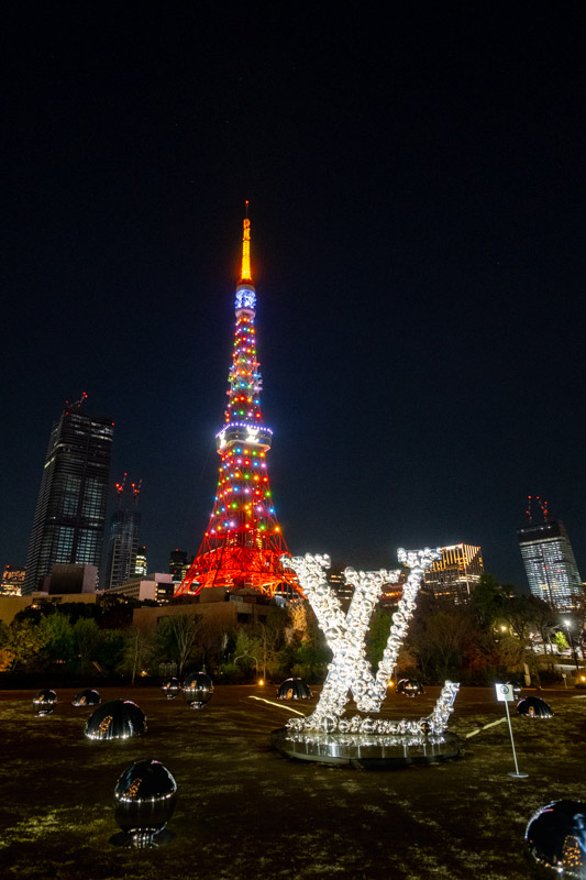 ルイ・ヴィトン×草間彌生ライトアップの東京タワー