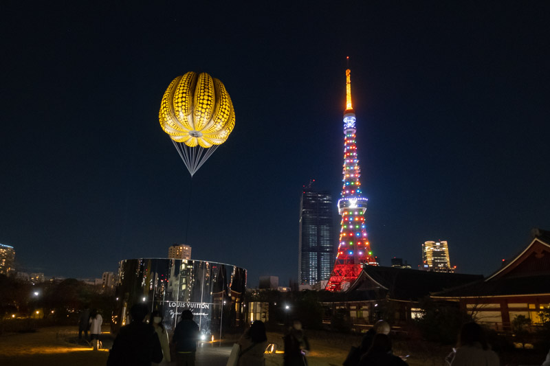 ルイ・ヴィトン×草間彌生ライトアップの東京タワー
