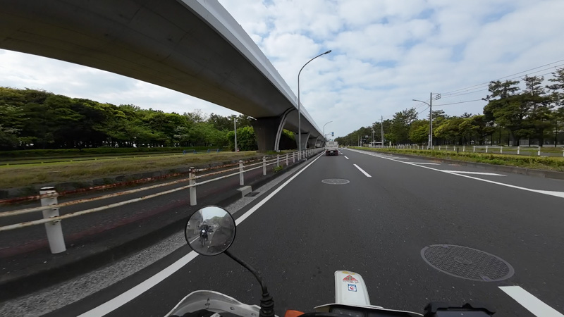 海の公園前の道