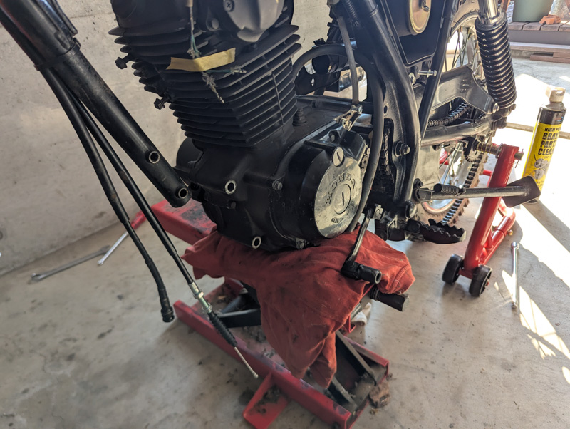 XL125S改のエンジン下ろしました