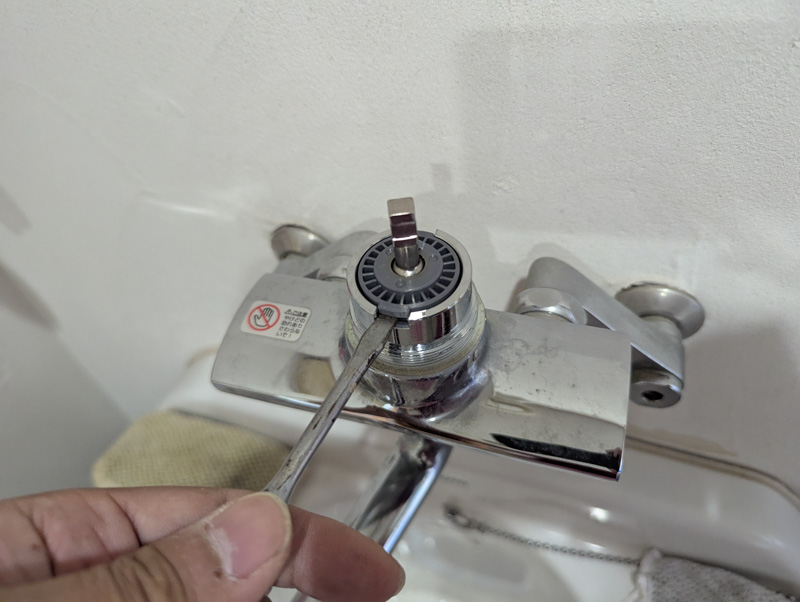 水漏れ修理〜TOTO TKF30URXのカートリッジ交換手順