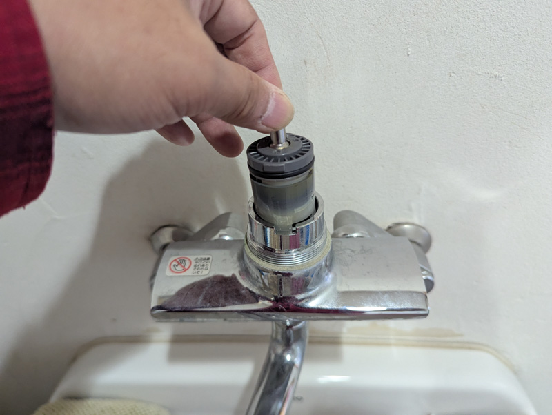 水漏れ修理〜TOTO TKF30URXのカートリッジ交換手順