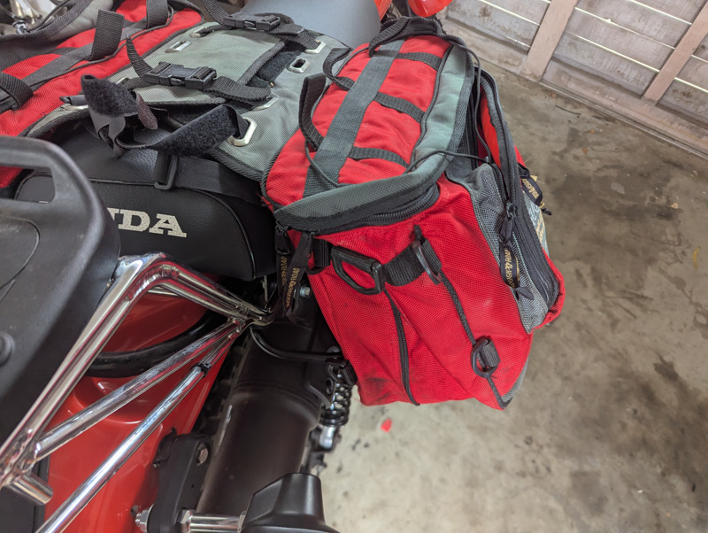 サイドバッグとサポートの隙間