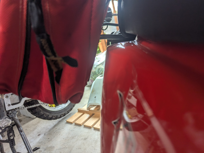 サイドバッグとサポートの隙間