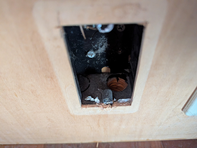 1階から2階にLANケーブルを引く