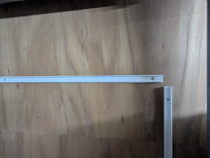 1階から2階にLANケーブルを引く