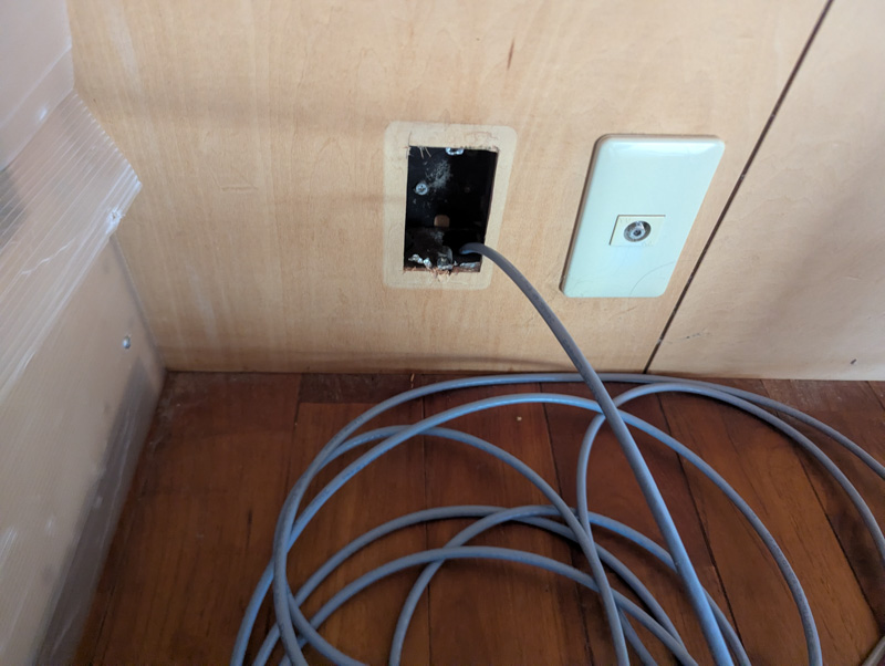 1階から2階にLANケーブルを引く