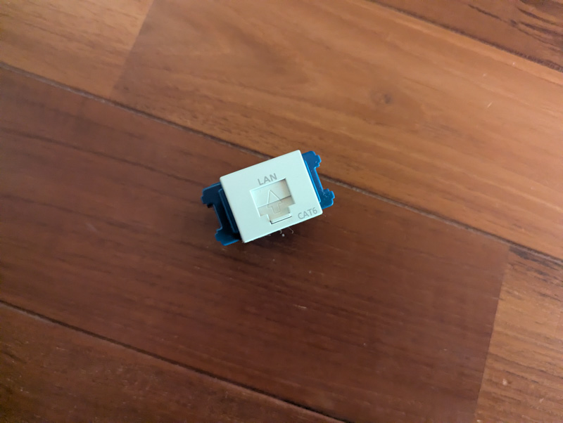 1階から2階にLANケーブルを引く