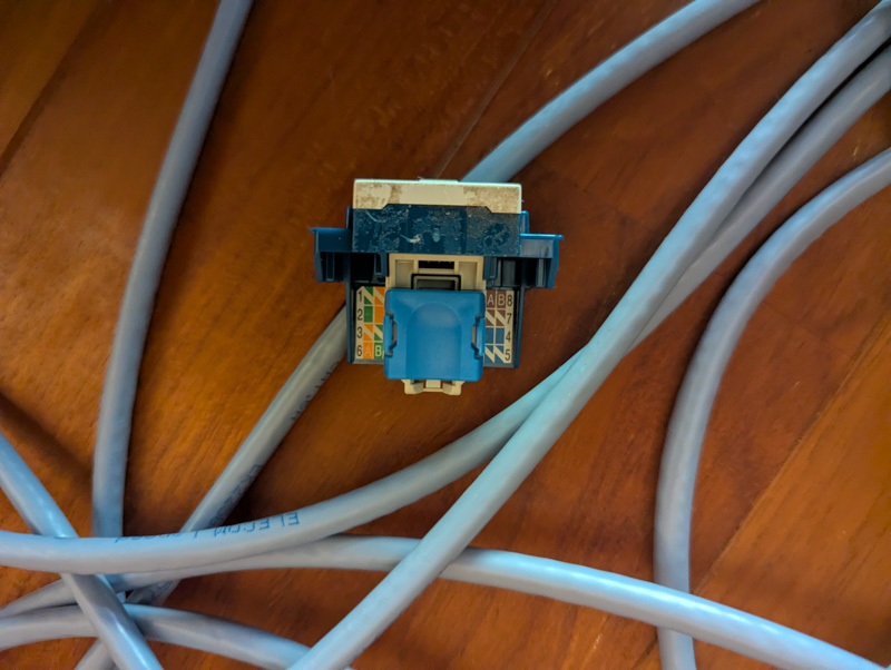 1階から2階にLANケーブルを引く