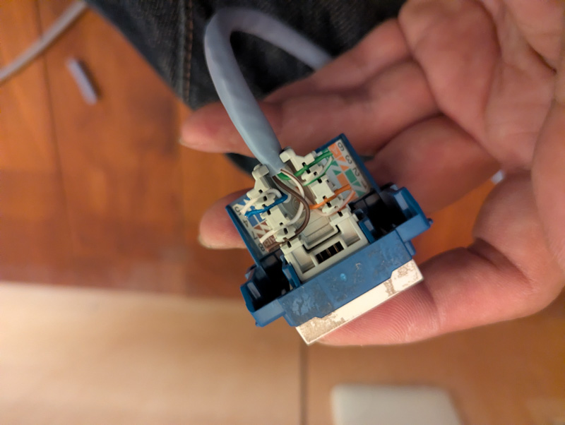 1階から2階にLANケーブルを引く