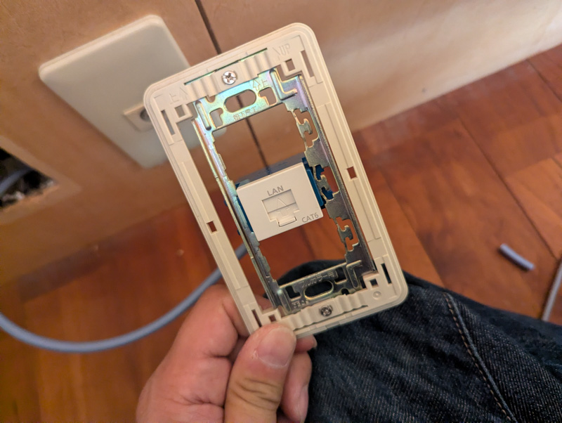 1階から2階にLANケーブルを引く