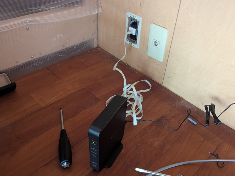 1階から2階にLANケーブルを引く