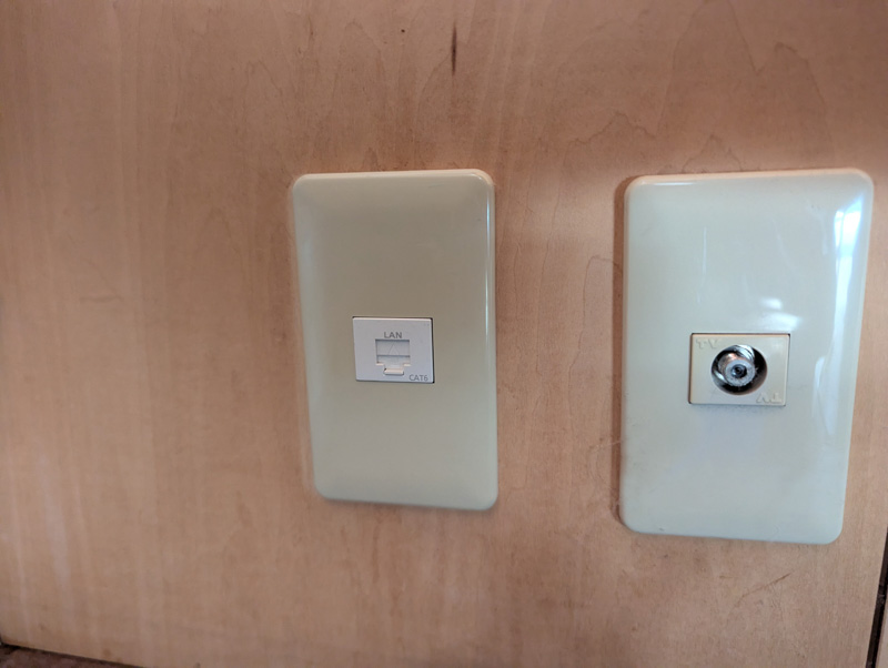 1階から2階にLANケーブルを引く