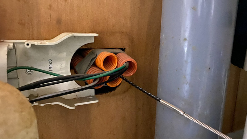 1階から2階にLANケーブルを引く