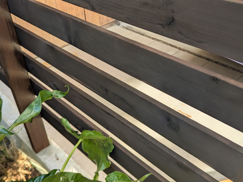 玄関前のフェンスを塗装