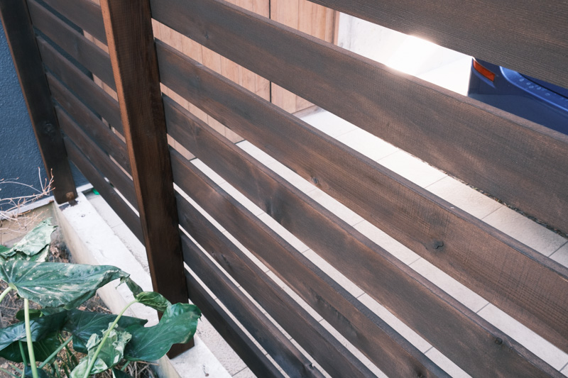 玄関前のフェンスを塗装