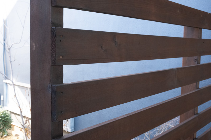 玄関前のフェンスを塗装