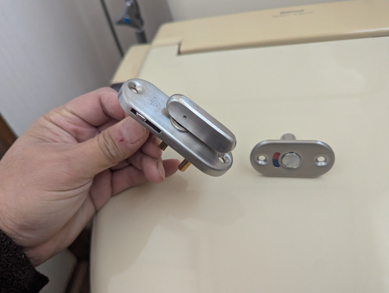 トイレの鍵の交換作業