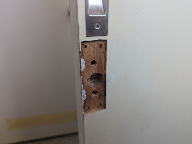 トイレの鍵の交換作業