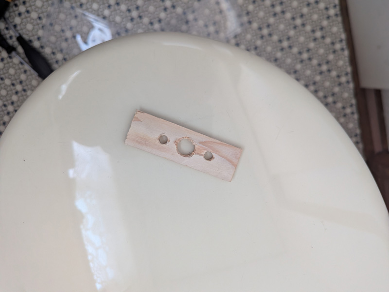 トイレの鍵の交換作業