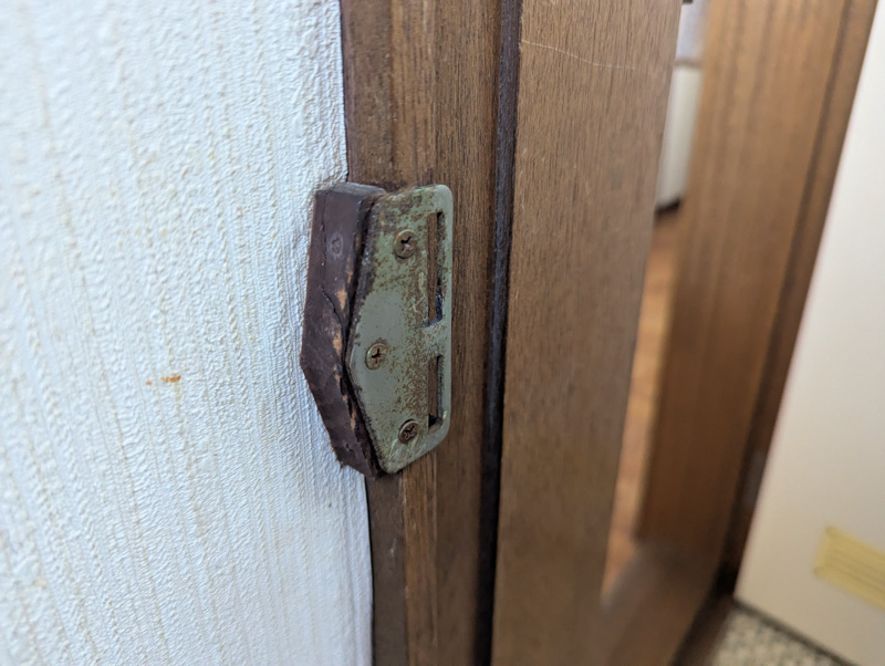 トイレの鍵の交換作業