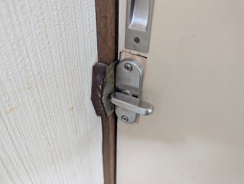 トイレの鍵の交換作業